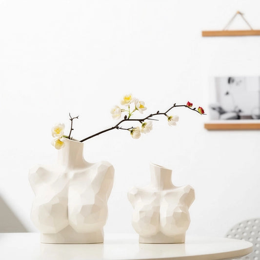 Vase Sculptural Blanc Buste Féminin présentation des modèles grand avec branche fleurie et modèle petit sans fleurs sur une table blanche.