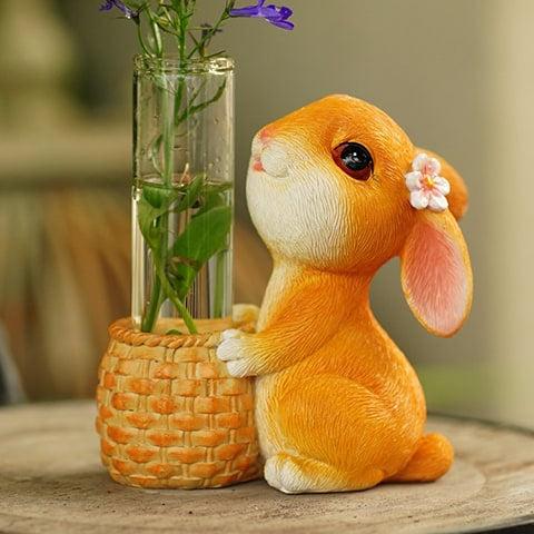 Vase soliflore lapin joyeux en verre et résine présentation avec fleur violette vue de près