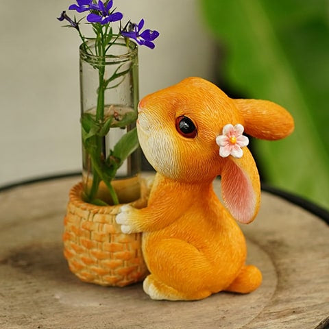 Vase soliflore lapin joyeux en verre et résine présentation avec fleur violette