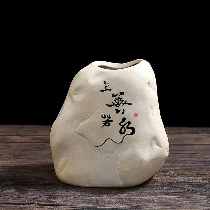 Vase Soliflore Mini-Rocher Zen présentation du modèle A sans fleurs sur une table en bois.