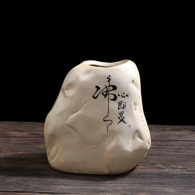 Vase Soliflore Mini-Rocher Zen présentation du modèle B sans fleurs sur une table en bois.