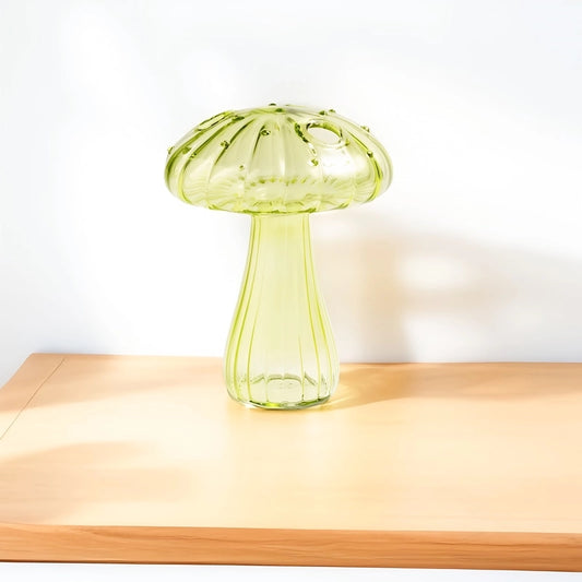 Vase Soliflore Mushrooms Multicolores présentation du modèle Vert sur une table en bois.