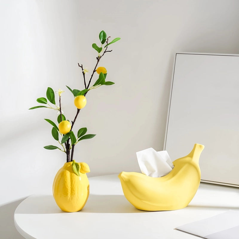 Vase Soliflore Original Forme Citron, présentation avec tige artificielle de citron et ornement sur une table blanche.