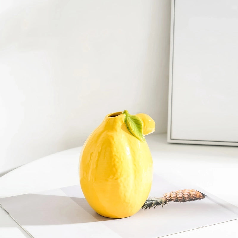 Vase Soliflore Original Forme Citron, présentation sans fleurs sur une table blanche.