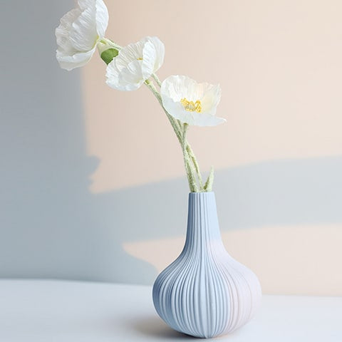 Vase soliflore style scandinave en céramique modèle Bleu avec fleurs sur une table