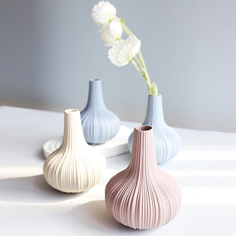 Vase soliflore style scandinave en céramique présentation de tous les modèles avec fleurs sur table
