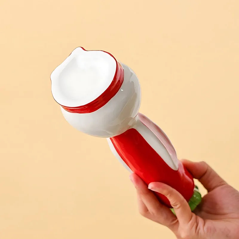 Vase Soliflore Tête de Lapin et Carotte, détail du dessous du modèle rouge vu de près.