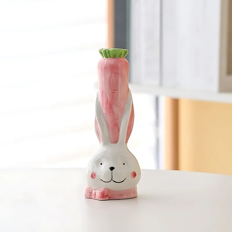 Vase Soliflore Tête de Lapin et Carotte, présentation du modèle rose sans fleurs sur une table blanche.