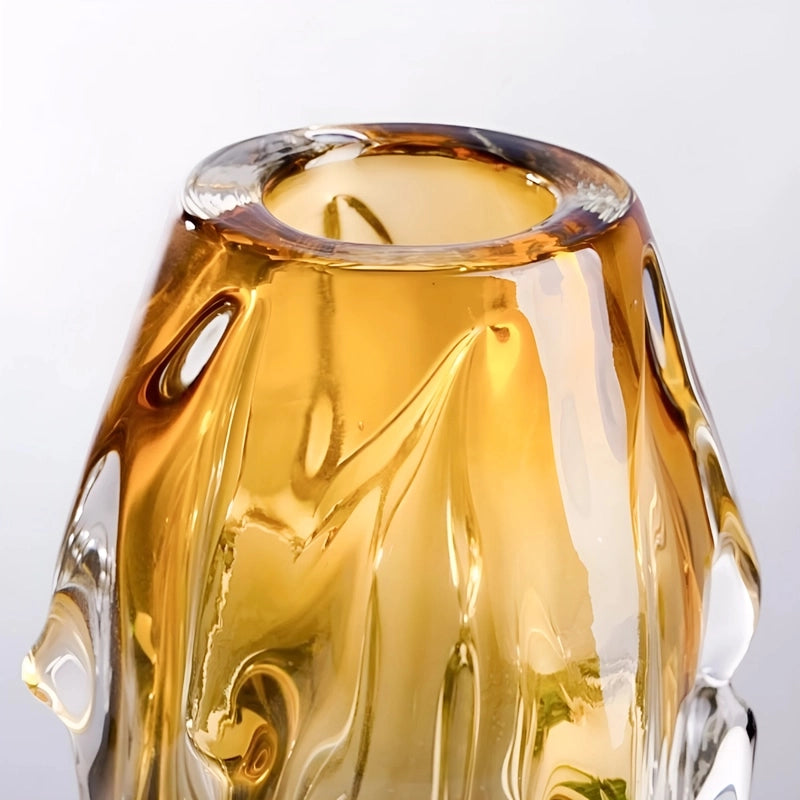 Vase Sophistiqué Ambre au Design Sculptural présentation détails du col vu de près.