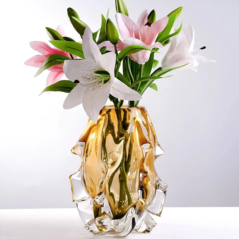 Vase Sophistiqué Ambre au Design Sculptural présentation du modèle Petit avec bouquet de fleurs.