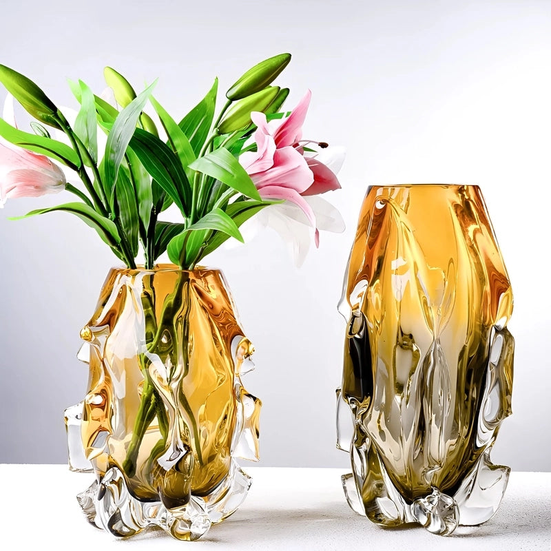 Vase Sophistiqué Ambre au Design Sculptural présentation des modèles Petit avec fleurs et Grand sans fleurs.