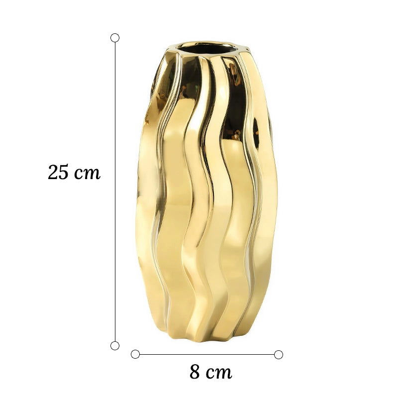 Vase Sophistiqué Doré Lignes Verticales Ondulées dimensions 25 cm sur fond blanc sans fleurs.