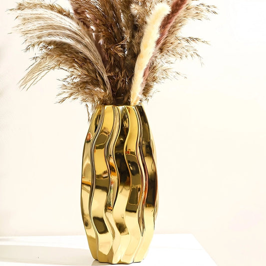 Vase Sophistiqué Doré Lignes Verticales Ondulées présentation avec bouquet de fleurs séchées.