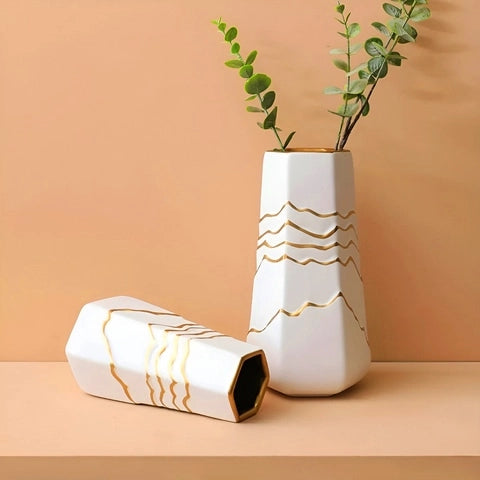 Vase Sophistiqué Polygone Blanc et Doré en Céramique présentation modèles M et S avec tiges eucalyptus