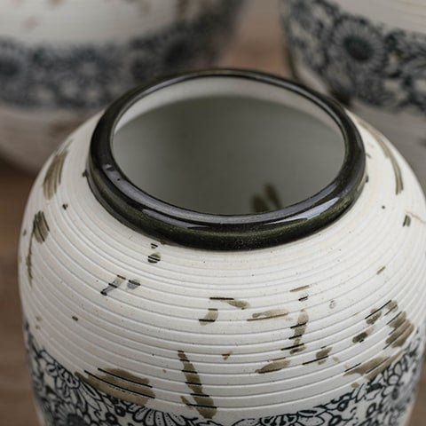 Vase tacheté décoration florale noire détails du col