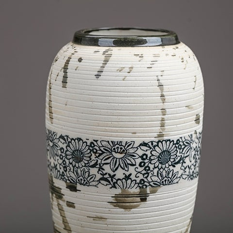 Vase Tacheté Décoration Florale noire en céramique, présentation du modèle L, détail du col, vue de près sans fleurs.