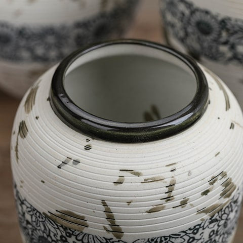 Vase tacheté décoration florale noire détails du col.