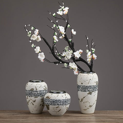 Vase tacheté décoration florale noire présentation modèles M, S et L avec fleurs de cerisier.