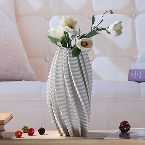 Vase torsadé effet 3D modèle blanc S avec fleurs