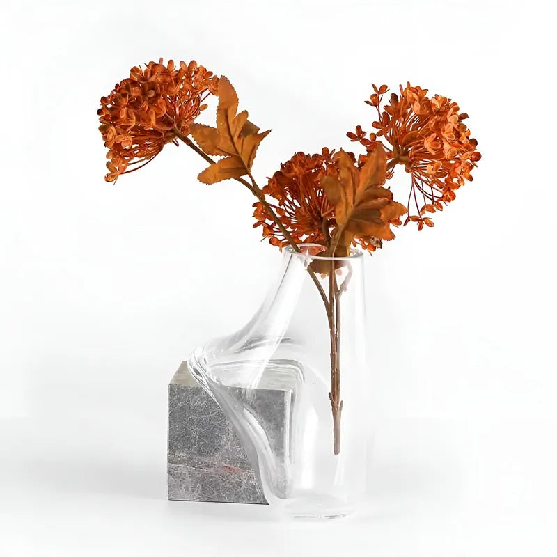 Vase Transparent Effet Fondu sur Cube en Marbre, présentation avec fleurs séchées sur fond blanc.