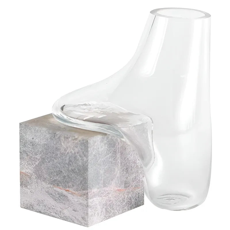 Vase Transparent Effet Fondu sur Cube en Marbre, présentation sans fleurs sur fond blanc.