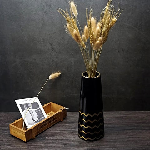 Vase trapèze noir motif doré présentation avec épis de blés & broom bloom