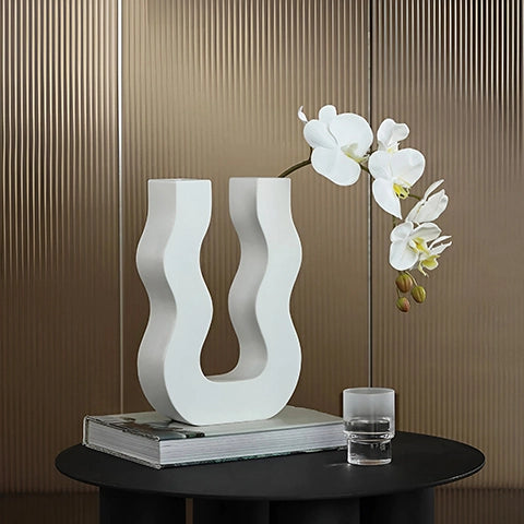 Vase U ondulé couleurs variées en céramique présentation du modèle Blanc avec fleurs sur une table basse