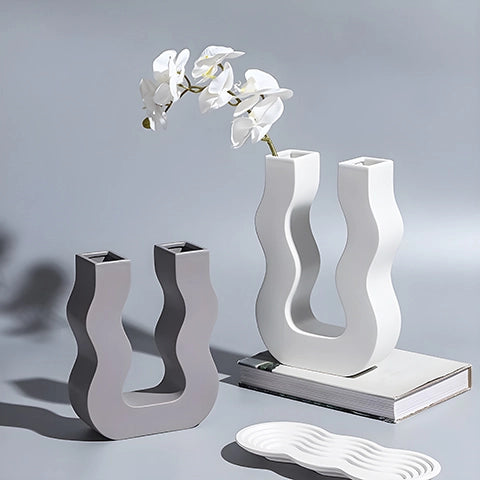 Vase U ondulé couleurs variées en céramique présentation des modèles Gris petit et Blanc grand avec fleurs mise en scène