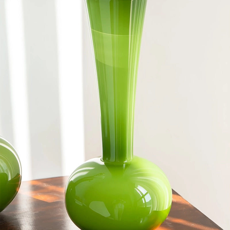 Vase Vert Boule au Col Élancé, présentation du modèle Grand sans fleurs vu de près sur une table en bois.