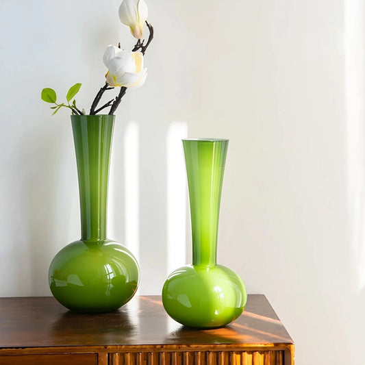 Vase Vert Boule au Col Élancé, présentation des modèles Grand avec fleurs et petit sans fleurs sur un meuble en bois.