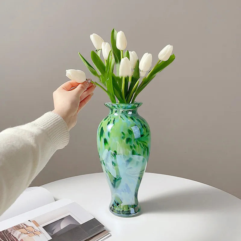 Vase Vert Émeraude Raffiné Motif Abstrait, mise en scène avec des tulipes sur une table blanche.