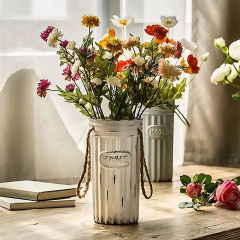 Vase vieilli pot à fleurs pastel avec lien de chanvre en céramique présentation modèle Blanc sur une table en bois avec un bouquet de fleurs