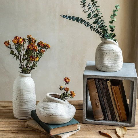 Vase vintage blanc moucheté en céramique présentation de tous les modèles sur table en bois avec fleurs séchées