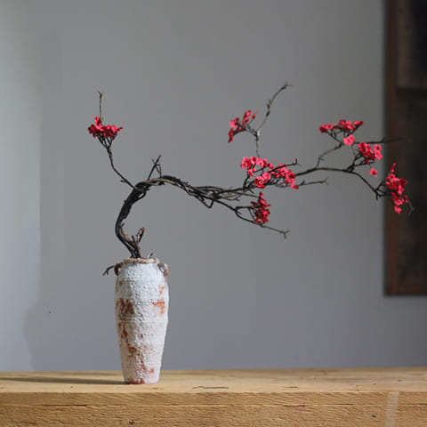 Vase vintage ikebana modèle mini large avec fleurs rouges