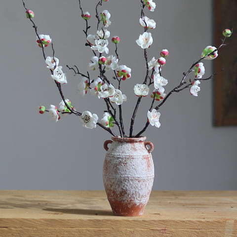 Vase vintage ikebana modèle mini medium avec fleurs blanches