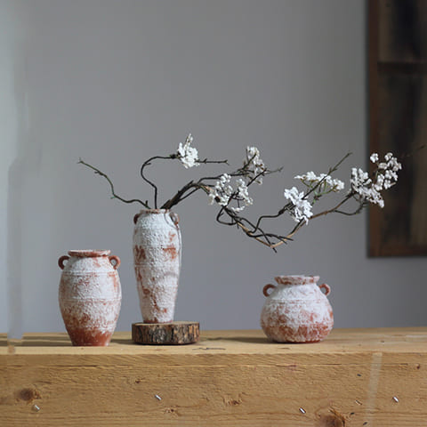 Vase vintage ikebana tous les modèles, modèle mini large avec tige de fleurs blanches.