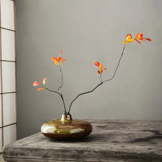 Vase Vintage Poterie Ikebana en Céramique présentation modèle vert avec tiges florales.