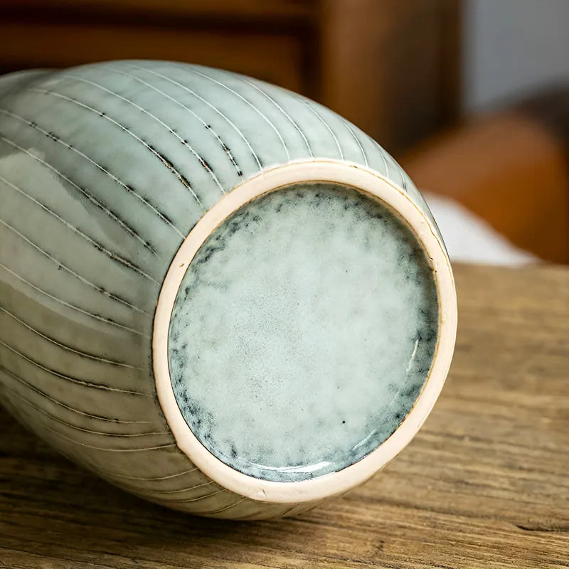 Vase Vintage Rayures Verticales Vert Clair couché, détails du dessous.