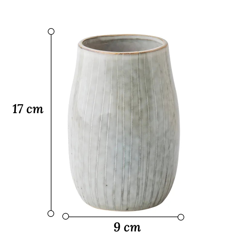 Vase Vintage Rayures Verticales Vert Clair dimensions 17 cm sur fond blanc.
