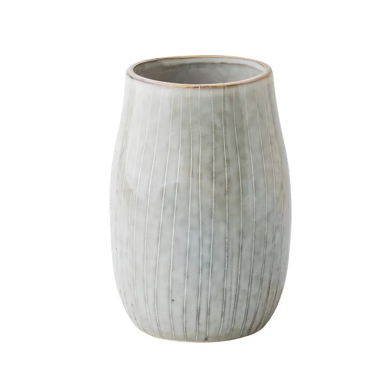 Vase Vintage Rayures Verticales Vert Clair sur fond blanc.