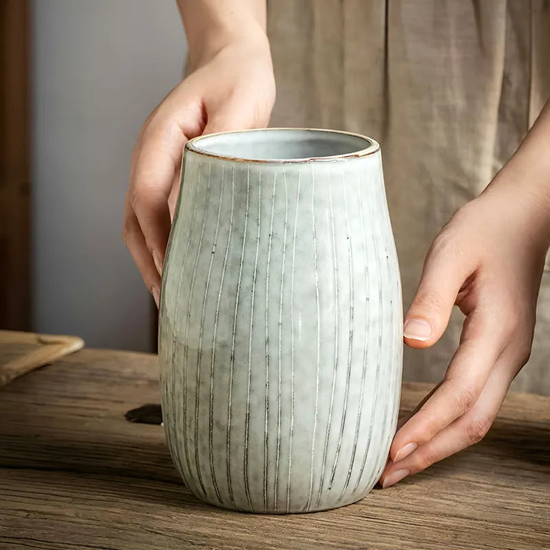 Vase Vintage Rayures Verticales Vert Clair, mise en scène pris en main.