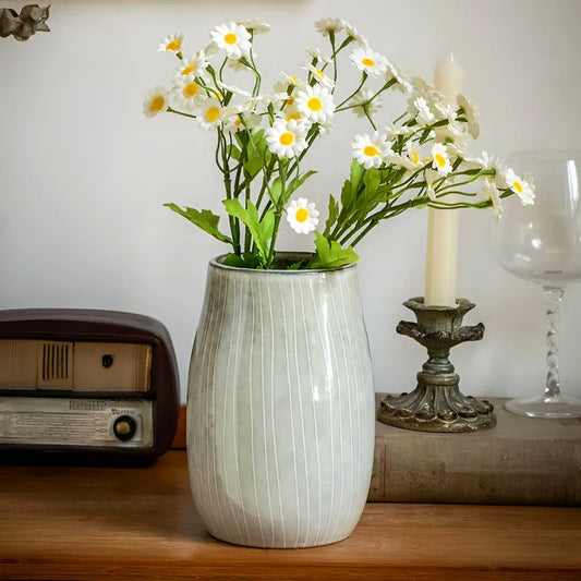 Vase Vintage Rayures Verticales Vert Clair présentation avec bouquet de fleurs sur une table en bois.
