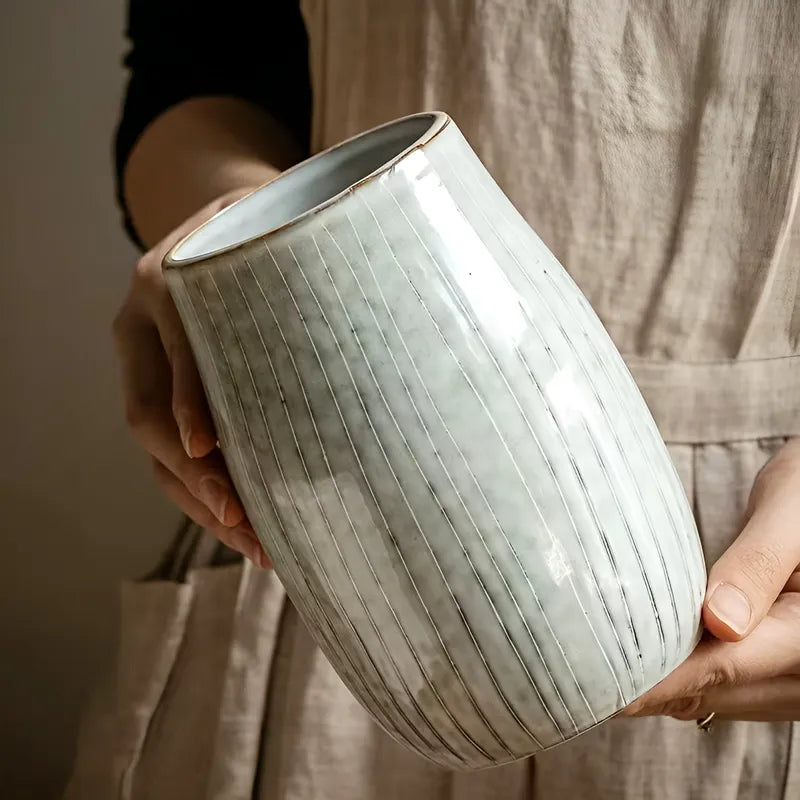 Vase Vintage Rayures Verticales Vert Clair, présentation tenu en main sans fleurs.