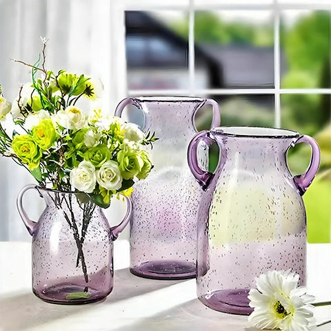 Vase violet verre bullé avec anses en verre présentation des modèles S avec fleurs et M et L sans fleurs sur une table