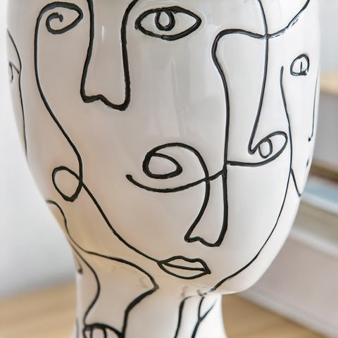 Vase visages abstraits original en céramique détails zoomés de la céramique avec la peinture des visages abstraits