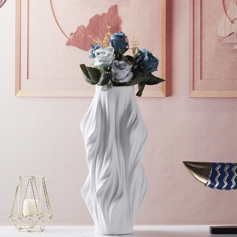 Grand vase artistique effet flamme en Céramique luxueux modèle blanc présentation avec roses bleues.