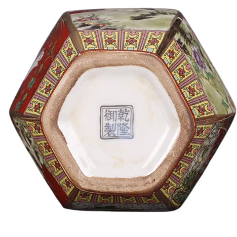 Présentation sur fond blanc du dessous du vase antique chinois