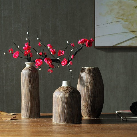 Vase artisanal marron aspect écorce rayée en Céramique Présentation styles A & C & B avec fleurs rouges