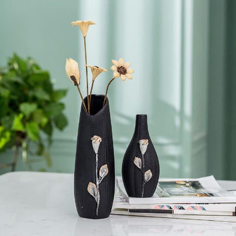 Vase artisanal motif fleur en relief en Céramique décoratif Modèles Noirs A et B.