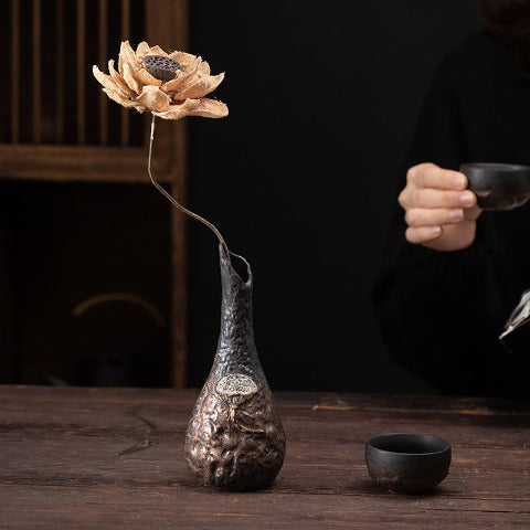 Vase artisanal vintage Motif Lotus en Grès avec fleur sur table